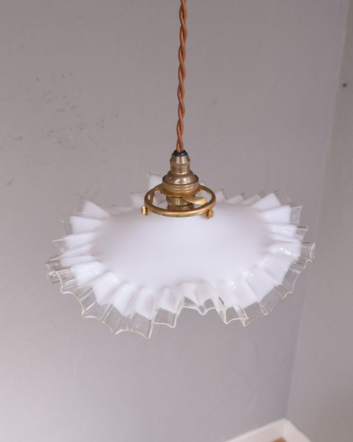 ペンダントライト　照明・ライティング　ミルクガラスのアンティークペンダントライト（コード・シャンデリア電球・ギャラリーA付き）。アンティークのミルクガラスは、光を通すとなんとも言えないステキな雰囲気でお部屋を照らしてくれます。(x-838-z)