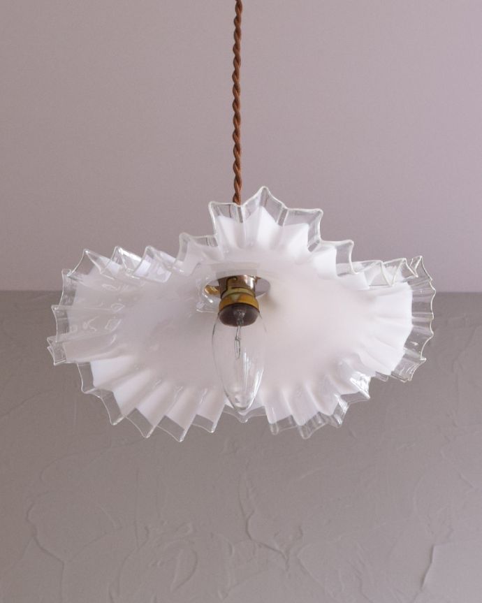 ペンダントライト　照明・ライティング　ミルクガラスのアンティークペンダントライト（コード・シャンデリア電球・ギャラリーA付き）。シェードは、アンティークのため、誤差があったり、キズ、汚れが入っている場合もあります。(x-838-z)