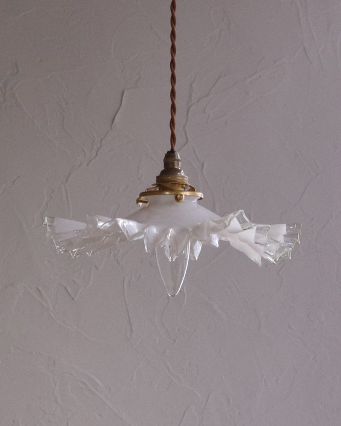 ペンダントライト　照明・ライティング　ミルクガラスのアンティークペンダントライト（コード・シャンデリア電球・ギャラリーA付き）。【 シェードのサイズ 】直径25.5×高さ6.5cmコードは50、80cm以外にも、ご希望の長さで加工してお届けします。(x-838-z)