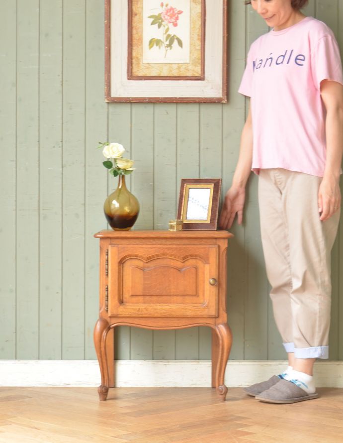 アンティークのキャビネット　アンティーク家具　フランスから届いた小さくて可愛い家具、猫脚のアンティークナイトテーブル。とっても可愛いキャビネット。(x-839-f)