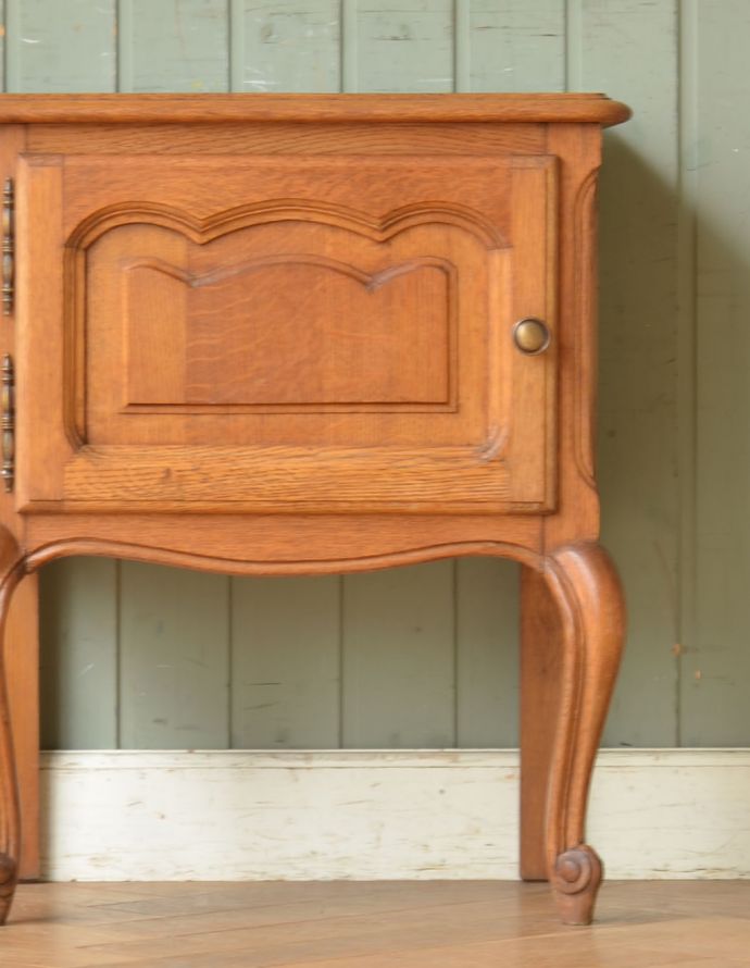 アンティークのキャビネット　アンティーク家具　フランスから届いた小さくて可愛い家具、猫脚のアンティークナイトテーブル。優雅な彫りのデザインが扉に刻まれています。(x-839-f)