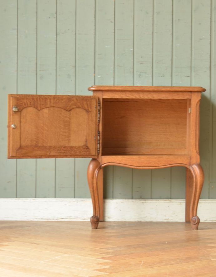 アンティークのキャビネット　アンティーク家具　フランスから届いた小さくて可愛い家具、猫脚のアンティークナイトテーブル。中もキレイに仕上げているので、安心して収納できます。(x-839-f)