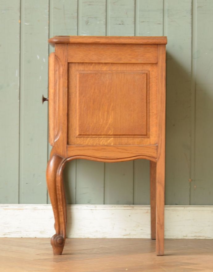 アンティークのキャビネット　アンティーク家具　フランスから届いた小さくて可愛い家具、猫脚のアンティークナイトテーブル。サイドもカットが施され、どこから見ても絵になる美しさです。(x-839-f)