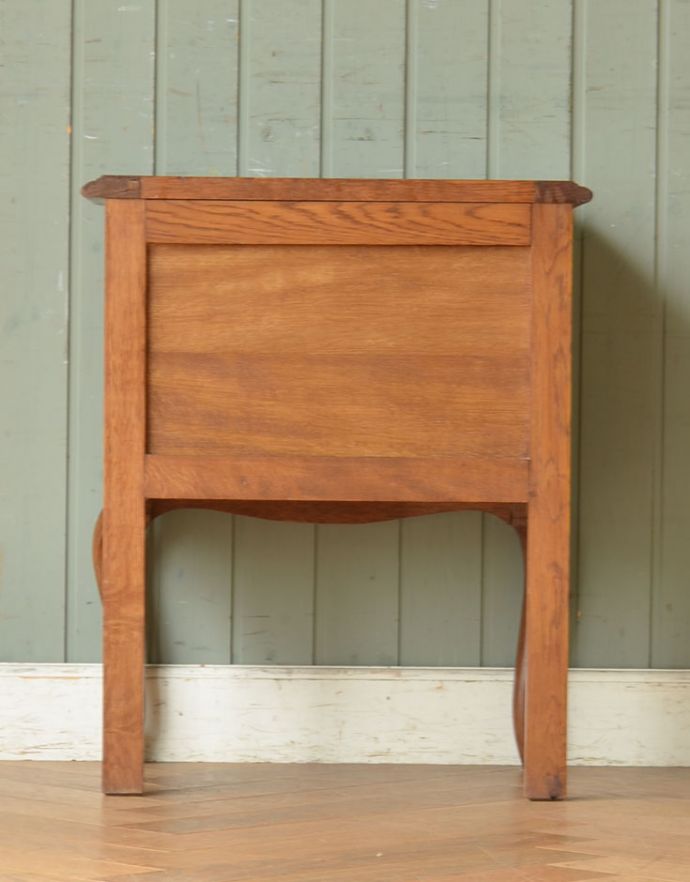 アンティークのキャビネット　アンティーク家具　フランスから届いた小さくて可愛い家具、猫脚のアンティークナイトテーブル。きちんとメンテナンスしてあるので、裏側もキレイです。(x-839-f)