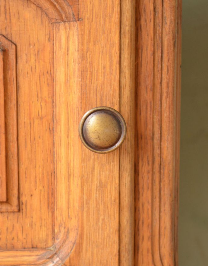 アンティークのキャビネット　アンティーク家具　フランスから届いた小さくて可愛い家具、猫脚のアンティークナイトテーブル。小さな取っ手がちょこんと付いています。(x-839-f)