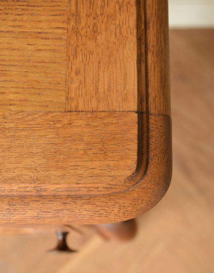 アンティークのキャビネット　アンティーク家具　フランスから届いた小さくて可愛い家具、猫脚のアンティークナイトテーブル。角が丸くなっているので、小さなお子さまがいるお家でも安心してお使い頂けます。(x-839-f)