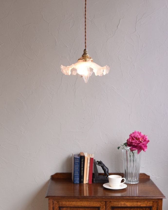 ペンダントライト　照明・ライティング　フランス輸入のフロストガラスのアンティークペンダントライト（コード・シャンデリア球・ギャラリーA付き）。フロストガラスは、光を通すとなんとも言えないステキな雰囲気でお部屋を照らしてくれます。(x-839-z)