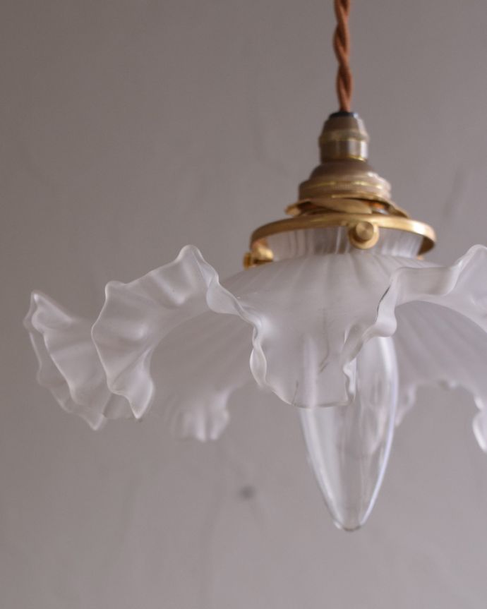 ペンダントライト　照明・ライティング　フランス輸入のフロストガラスのアンティークペンダントライト（コード・シャンデリア球・ギャラリーA付き）。シェードは、手作りのため多少、誤差があったり、気泡やキズ、汚れが入っている場合もあります。(x-839-z)