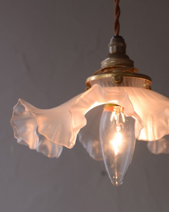ペンダントライト　照明・ライティング　フランス輸入のフロストガラスのアンティークペンダントライト（コード・シャンデリア球・ギャラリーA付き）。電気を点けると心が安らぐような優しい灯りです。(x-839-z)