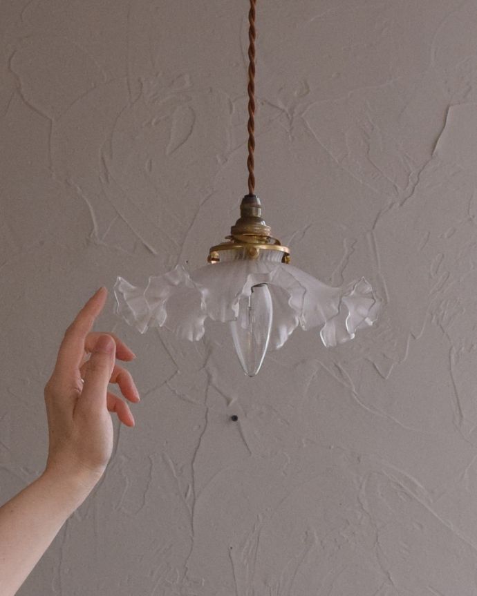 ペンダントライト　照明・ライティング　フランス輸入のフロストガラスのアンティークペンダントライト（コード・シャンデリア球・ギャラリーA付き）。あたたかい光がお部屋を包み込みます。(x-839-z)