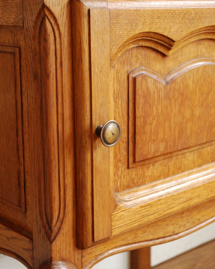 アンティークのキャビネット　アンティーク家具　便利な扉収納付きのフレンチ家具、アンティークスモールキャビネット（ナイトテーブル）。小さな取っ手がちょこんと付いています。(x-840-f)