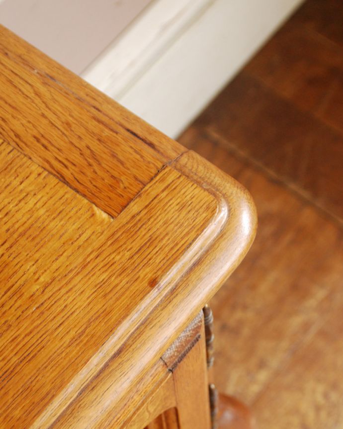 アンティークのキャビネット　アンティーク家具　便利な扉収納付きのフレンチ家具、アンティークスモールキャビネット（ナイトテーブル）。角が丸くなっているので、小さなお子さまがいるお家でも安心してお使い頂けます。(x-840-f)