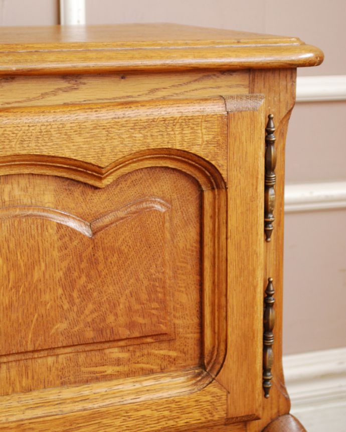 アンティークのキャビネット　アンティーク家具　便利な扉収納付きのフレンチ家具、アンティークスモールキャビネット（ナイトテーブル）。上品なので日本のお部屋にもピッタリです。(x-840-f)