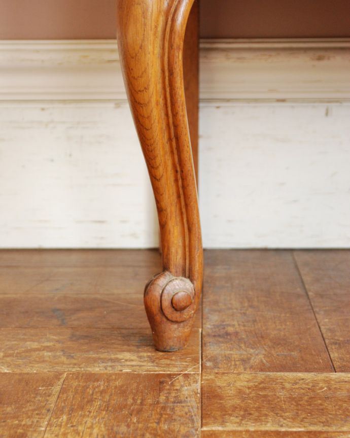 アンティークのキャビネット　アンティーク家具　便利な扉収納付きのフレンチ家具、アンティークスモールキャビネット（ナイトテーブル）。スラリと伸びた美しい猫脚。(x-840-f)