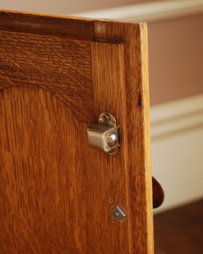 アンティークのキャビネット　アンティーク家具　便利な扉収納付きのフレンチ家具、アンティークスモールキャビネット（ナイトテーブル）。金具が付いているので開閉がスムーズです。(x-840-f)