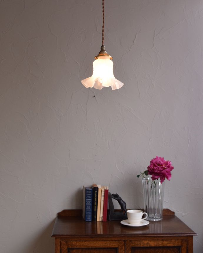 ペンダントライト　照明・ライティング　フロストガラスシェードのアンティークペンダントライト（コード・シャンデリア球・ギャラリーA付き）。アンティークのみ見ることの出来る輝きを、ぜひお家で楽しんで下さいね。(x-840-z)