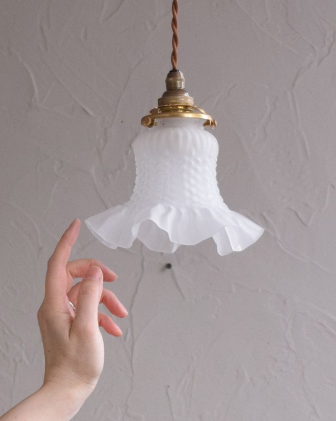 ペンダントライト　照明・ライティング　フロストガラスシェードのアンティークペンダントライト（コード・シャンデリア球・ギャラリーA付き）。あたたかい光がお部屋を包み込みます。(x-840-z)