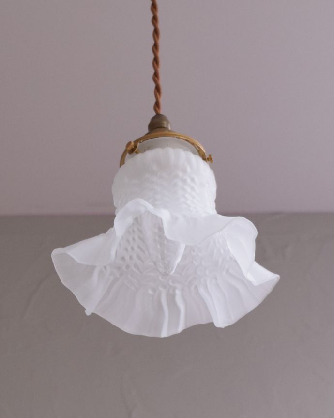 ペンダントライト　照明・ライティング　フロストガラスシェードのアンティークペンダントライト（コード・シャンデリア球・ギャラリーA付き）。下から見るとこんな感じです。(x-840-z)