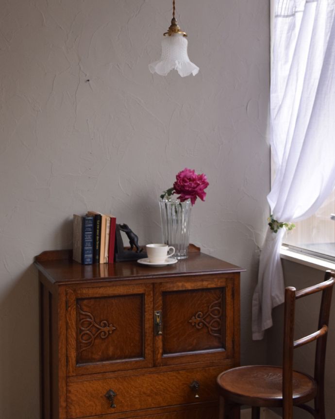 ペンダントライト　照明・ライティング　フロストガラスシェードのアンティークペンダントライト（コード・シャンデリア球・ギャラリーA付き）。。(x-840-z)