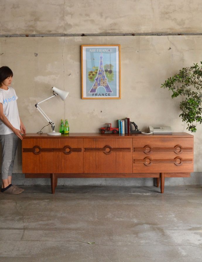 アンティークのキャビネット アンティーク家具 テレビボードにも使える、イギリスで買い付けたヴィンテージサイドボード。脚があるので軽やかな印象です。(x-841-f)