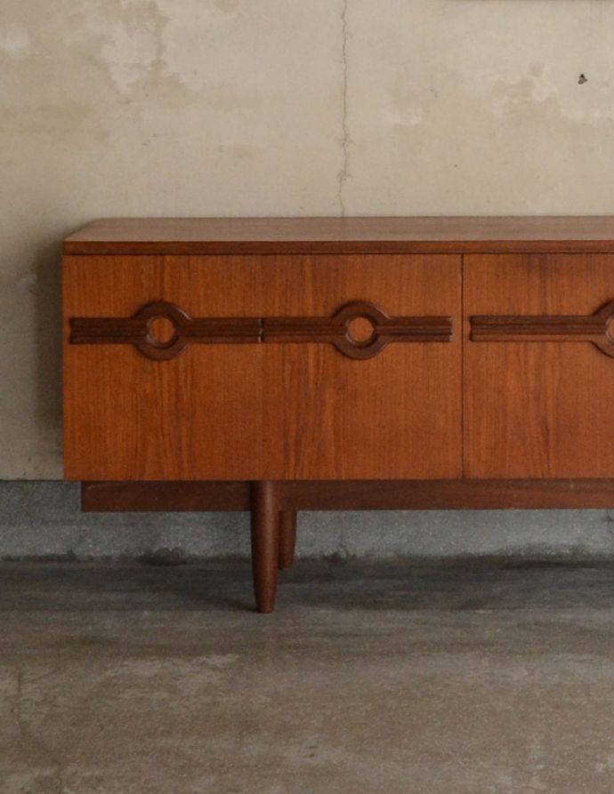 アンティークのキャビネット アンティーク家具 テレビボードにも使える、イギリスで買い付けたヴィンテージサイドボード。リビングで電話などの置き場所として使っても最適です。(x-841-f)