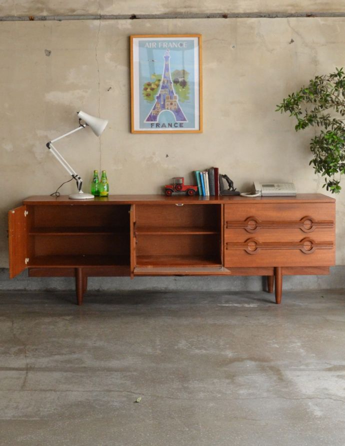 アンティークのキャビネット アンティーク家具 テレビボードにも使える、イギリスで買い付けたヴィンテージサイドボード。二枚扉の奥はたっぷり収納。(x-841-f)