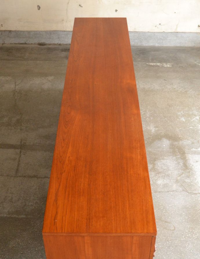 アンティークのキャビネット アンティーク家具 テレビボードにも使える、イギリスで買い付けたヴィンテージサイドボード。天板もキレイに塗装を仕上げました。(x-841-f)