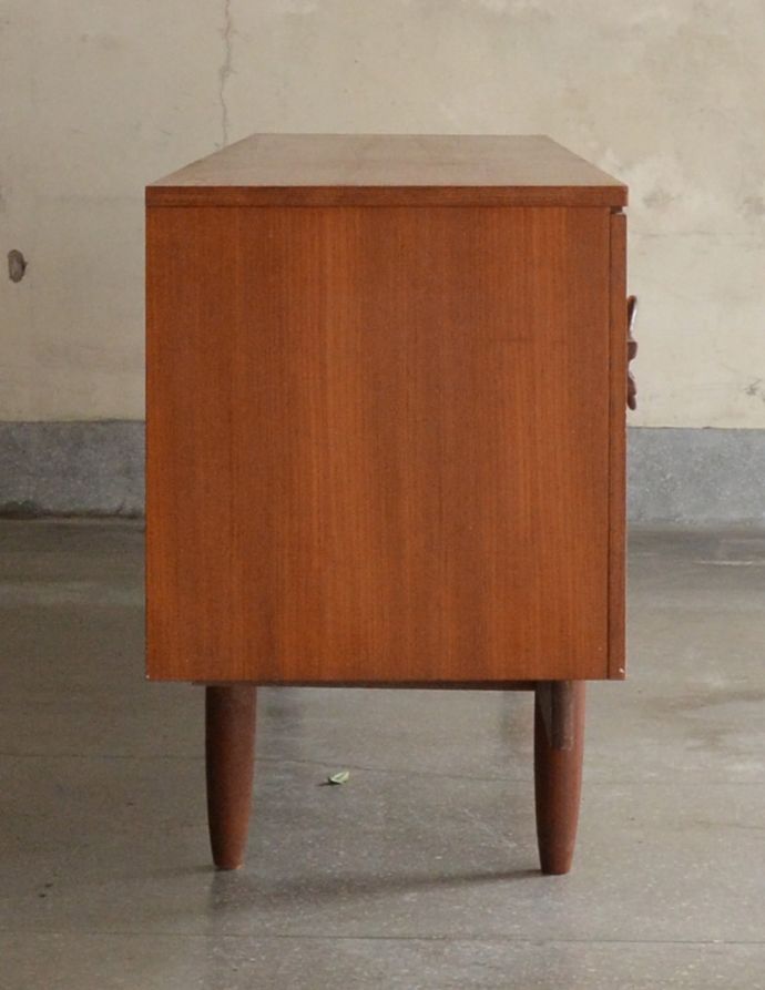 アンティークのキャビネット アンティーク家具 テレビボードにも使える、イギリスで買い付けたヴィンテージサイドボード。サイドから見てもキレイな状態です。(x-841-f)