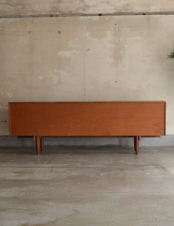 アンティークのキャビネット アンティーク家具 テレビボードにも使える、イギリスで買い付けたヴィンテージサイドボード。きちんとメンテナンスしてあるので、裏側もキレイです。(x-841-f)