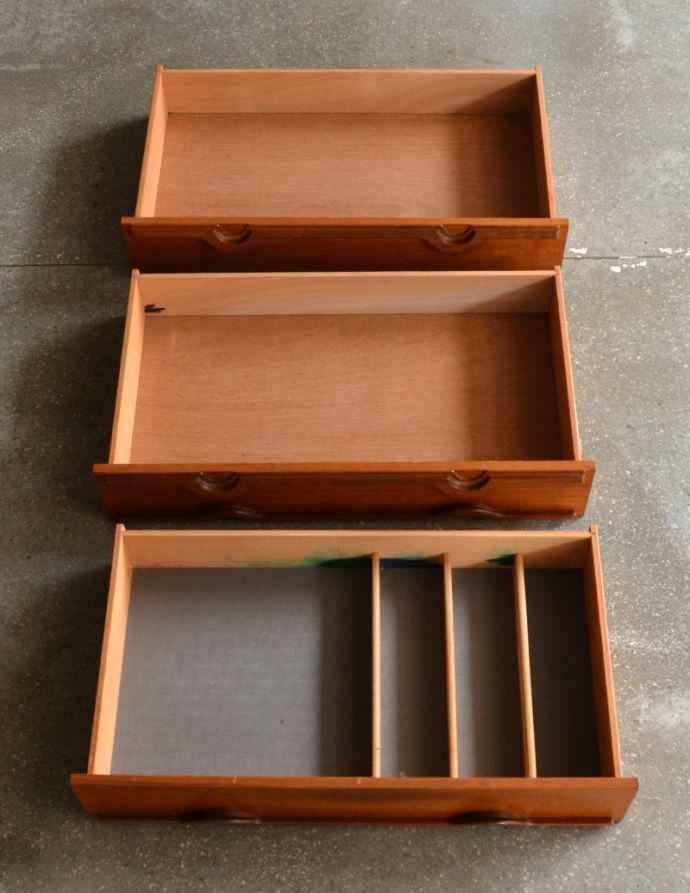 アンティークのキャビネット アンティーク家具 テレビボードにも使える、イギリスで買い付けたヴィンテージサイドボード。引き出しがあるので細かいものもしまえます。(x-841-f)