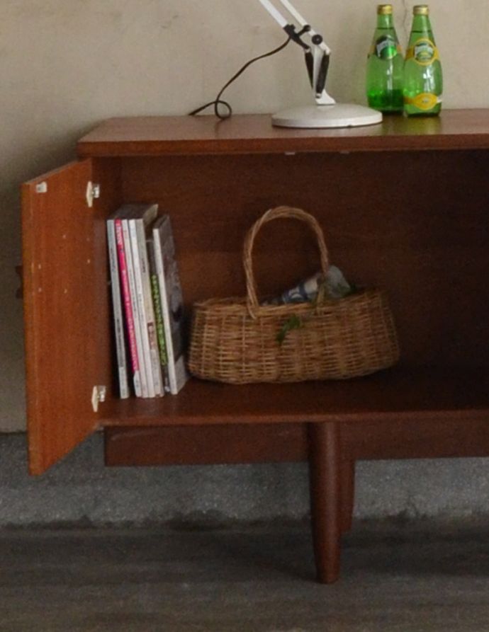 アンティークのキャビネット アンティーク家具 テレビボードにも使える、イギリスで買い付けたヴィンテージサイドボード。棚板は全て取り外しができます。(x-841-f)