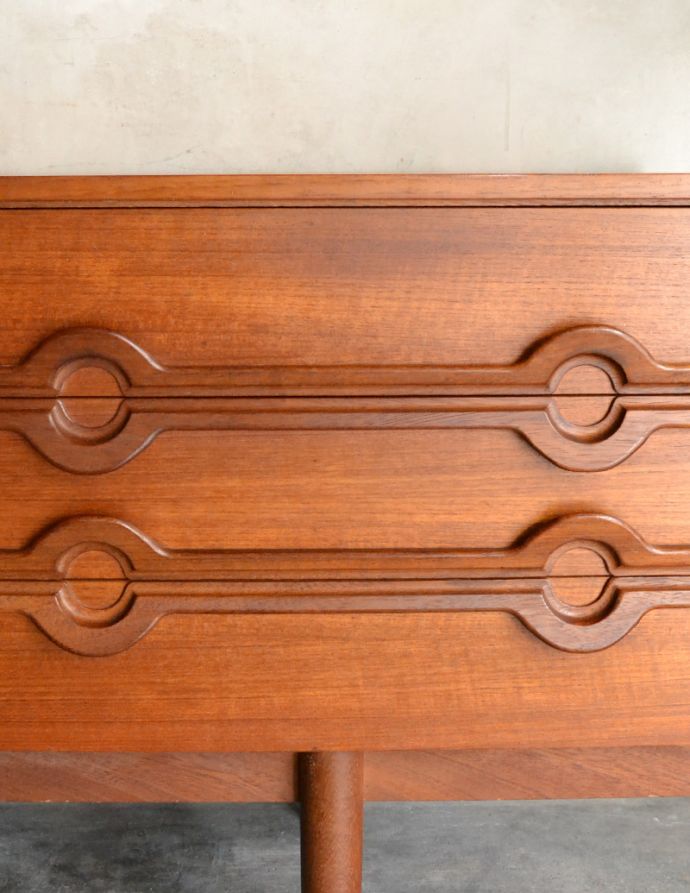 アンティークのキャビネット アンティーク家具 テレビボードにも使える、イギリスで買い付けたヴィンテージサイドボード。天然木のお洒落な取っ手は、このサイドボードの雰囲気を決めるアクセントになっています。(x-841-f)