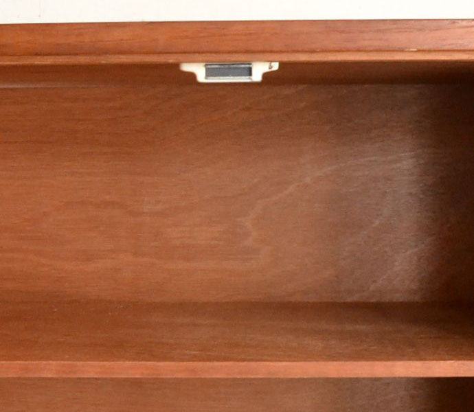 アンティークのキャビネット アンティーク家具 テレビボードにも使える、イギリスで買い付けたヴィンテージサイドボード。扉にはマグネットが付いているので、開け閉めはスムーズです。(x-841-f)