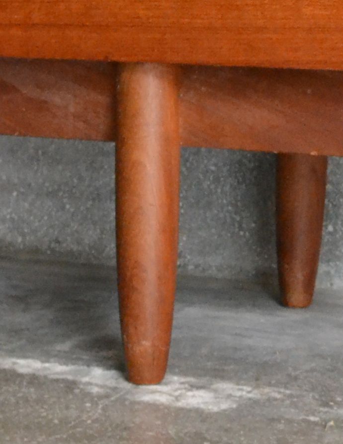 アンティークのキャビネット アンティーク家具 テレビボードにも使える、イギリスで買い付けたヴィンテージサイドボード。脚はすっきりしたデザインです。(x-841-f)