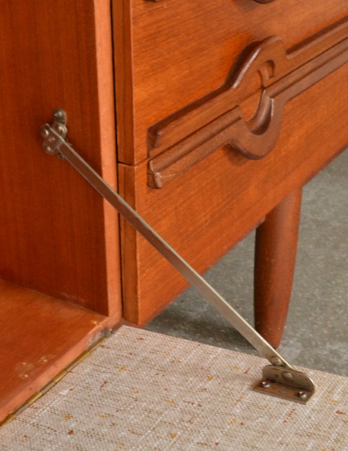 アンティークのキャビネット アンティーク家具 テレビボードにも使える、イギリスで買い付けたヴィンテージサイドボード。扉にはステーがありますので、開いたときも安全です。(x-841-f)