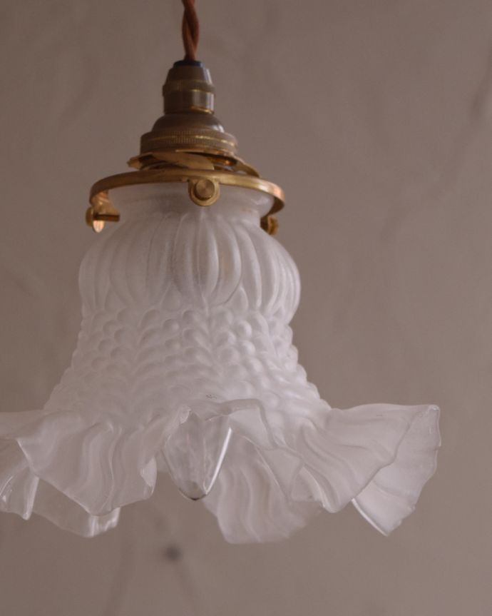 ペンダントライト　照明・ライティング　フロストガラスのアンティークペンダントランプ（コード・シャンデリア電球・ギャラリーA付き）。シェードは、アンティークのため、誤差があったり、キズ、汚れが入っている場合もあります。(x-841-z)