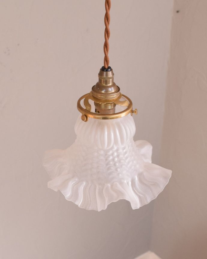 ペンダントライト　照明・ライティング　フロストガラスのアンティークペンダントランプ（コード・シャンデリア電球・ギャラリーA付き）。アンティークのガラスは、光を通すとなんとも言えないステキな雰囲気でお部屋を照らしてくれます。(x-841-z)