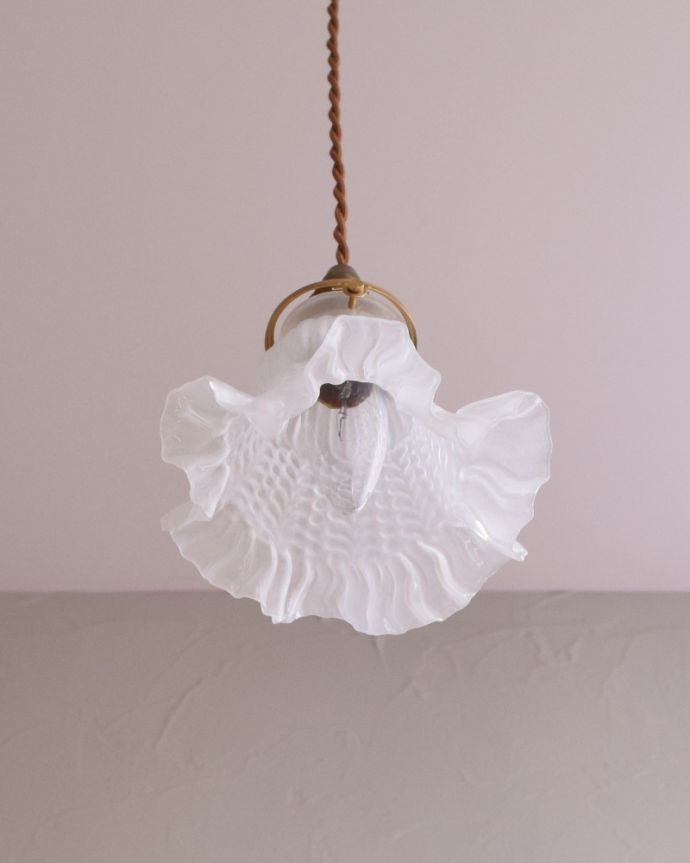 ペンダントライト　照明・ライティング　フロストガラスのアンティークペンダントランプ（コード・シャンデリア電球・ギャラリーA付き）。※こちらのシェードのみは販売していません。(x-841-z)