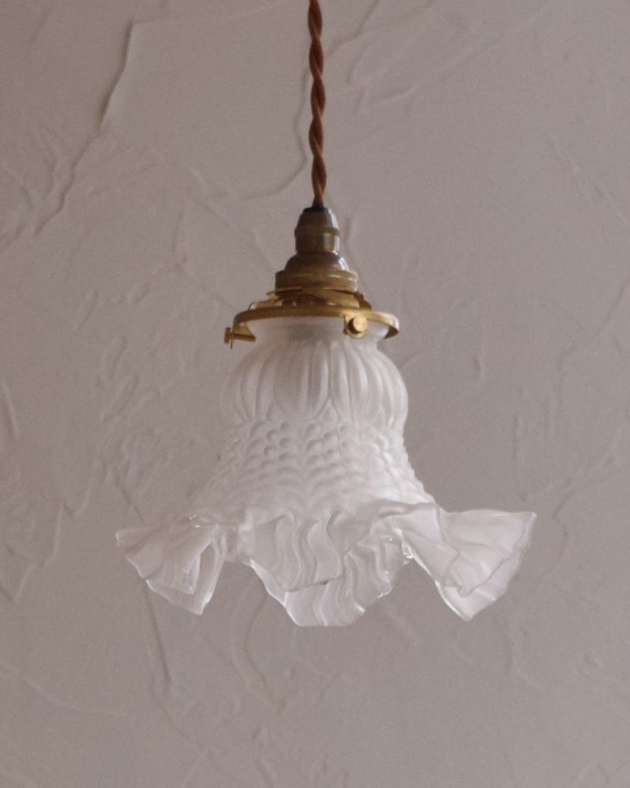 ペンダントライト　照明・ライティング　フロストガラスのアンティークペンダントランプ（コード・シャンデリア電球・ギャラリーA付き）。【 シェードのサイズ 】幅16.5×奥行15×高さ11.5cmコードは50、80cm以外にも、ご希望の長さで加工してお届けします。(x-841-z)