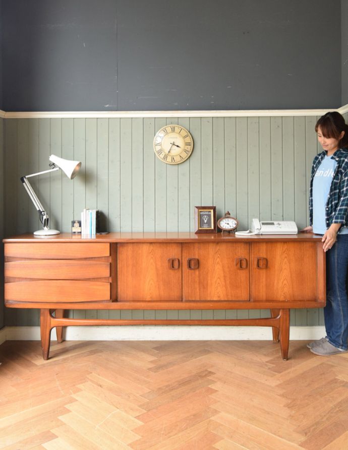 サイドボード アンティーク家具 北欧のビンテージ家具、収納量抜群なサイドボード。脚があるので軽やかな印象です。(x-842-f)