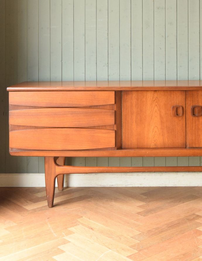 サイドボード アンティーク家具 北欧のビンテージ家具、収納量抜群なサイドボード。北欧家具のお部屋にピッタリ!男女ともに人気のシンプルでスタイリッシュなインテリアです。(x-842-f)