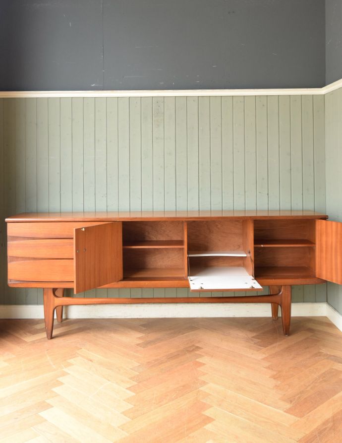 サイドボード アンティーク家具 北欧のビンテージ家具、収納量抜群なサイドボード。内側もキレイにお直ししてありますのでご安心ください。(x-842-f)