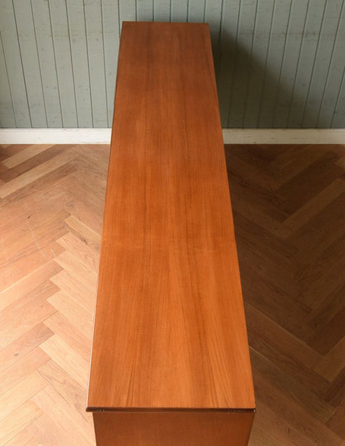 サイドボード アンティーク家具 北欧のビンテージ家具、収納量抜群なサイドボード。天板もピカピカにお直ししました。(x-842-f)