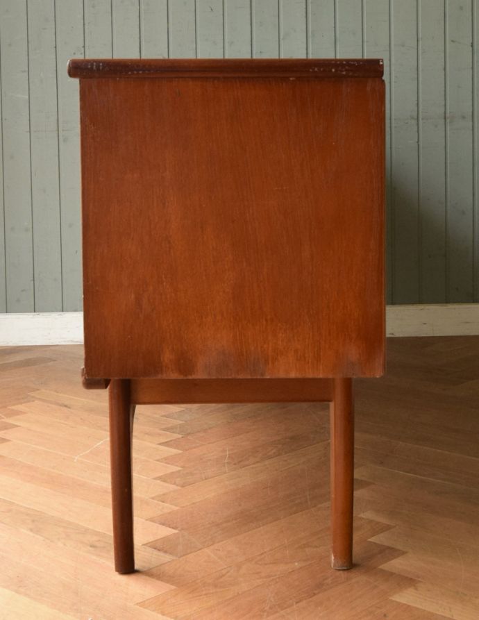 サイドボード アンティーク家具 北欧のビンテージ家具、収納量抜群なサイドボード。サイドから見てもキレイな状態です。(x-842-f)