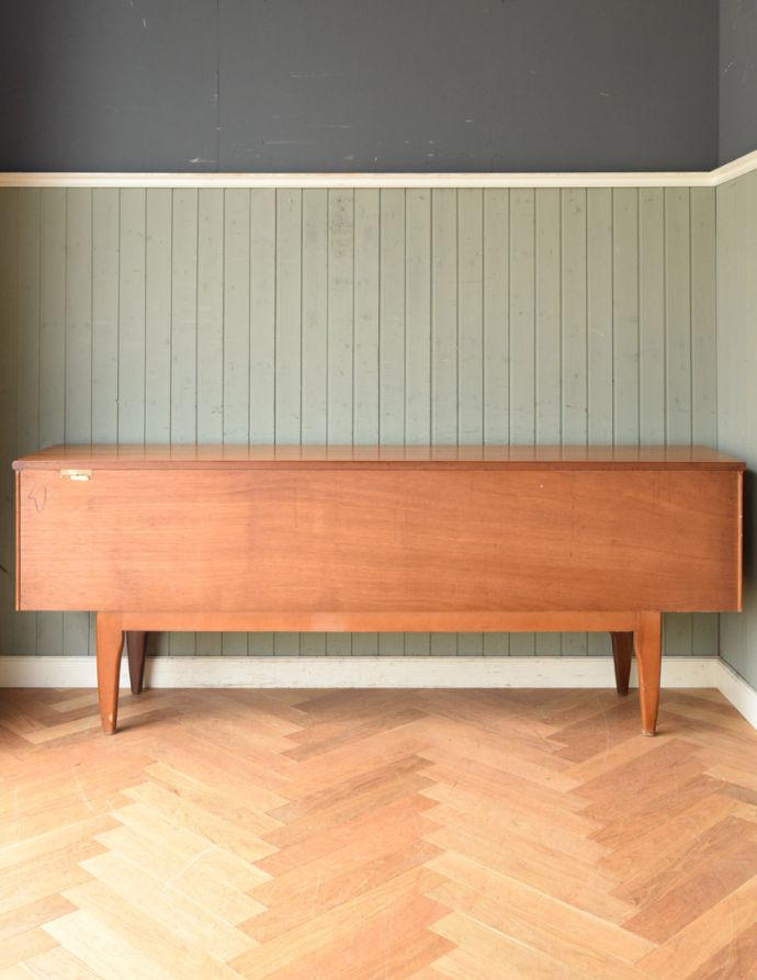 サイドボード アンティーク家具 北欧のビンテージ家具、収納量抜群なサイドボード。きちんとメンテナンスしてあるので、裏側もキレイです。(x-842-f)