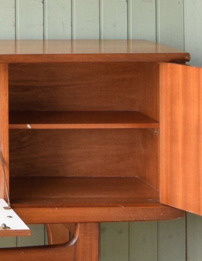 サイドボード アンティーク家具 北欧のビンテージ家具、収納量抜群なサイドボード。棚板が付いているのできちんと整理整頓ができます。(x-842-f)