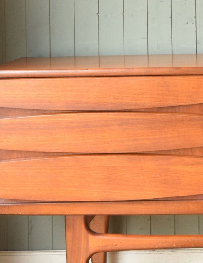 サイドボード アンティーク家具 北欧のビンテージ家具、収納量抜群なサイドボード。引き出しは、彫り取っ手になっています。(x-842-f)