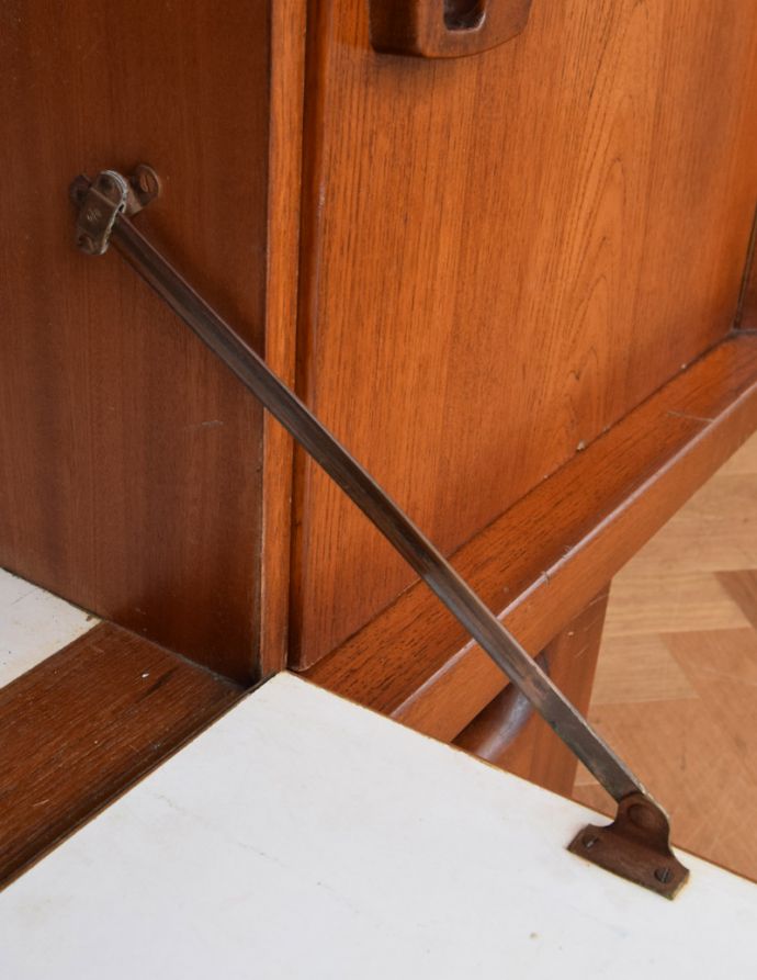 サイドボード アンティーク家具 北欧のビンテージ家具、収納量抜群なサイドボード。扉にはキチンとステーがついています。(x-842-f)