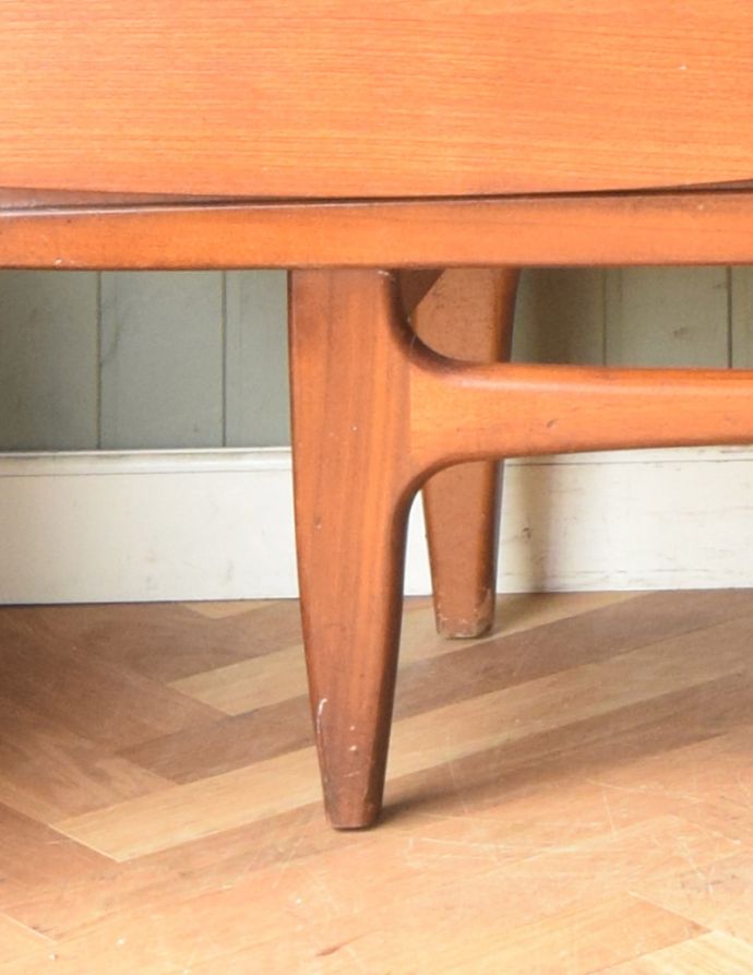 サイドボード アンティーク家具 北欧のビンテージ家具、収納量抜群なサイドボード。きちんと支えます。(x-842-f)