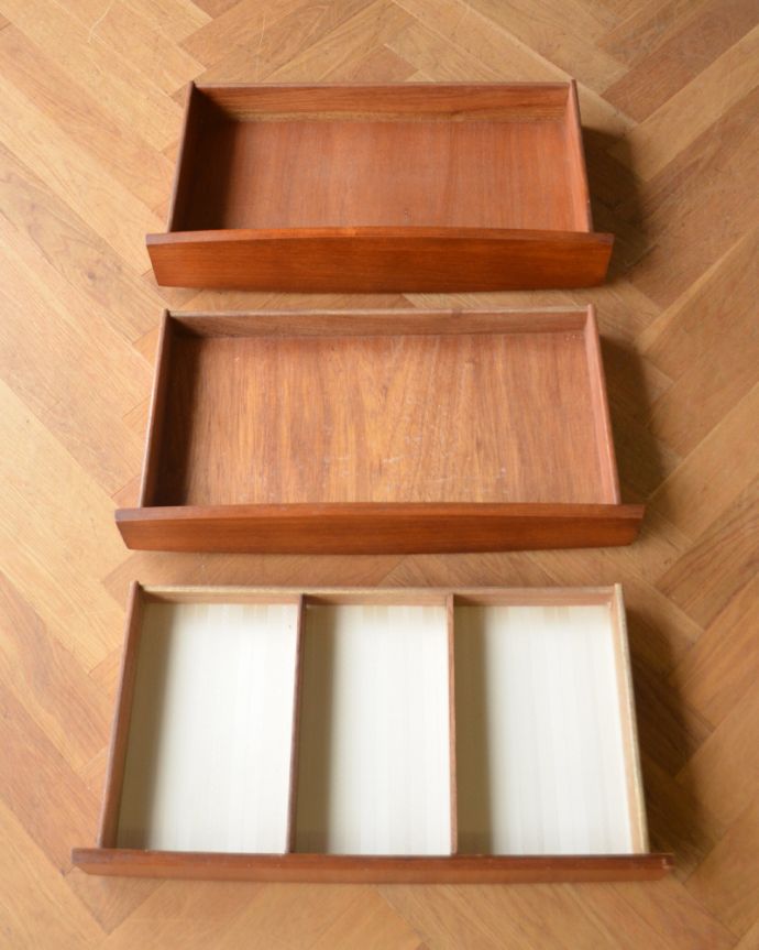 サイドボード アンティーク家具 北欧のビンテージ家具、収納量抜群なサイドボード。引き出しがあるので細かいものもしまえます。(x-842-f)